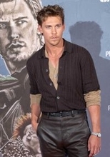 セレブのお気に入りブランドの正体！【オースティン・バトラー】の愛用ブランドは、〈ブライトリング〉の腕時計！