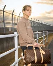 〈ルイ・ヴィトン〉をまとった、平野紫耀の空港スタイルをクローズアップ！