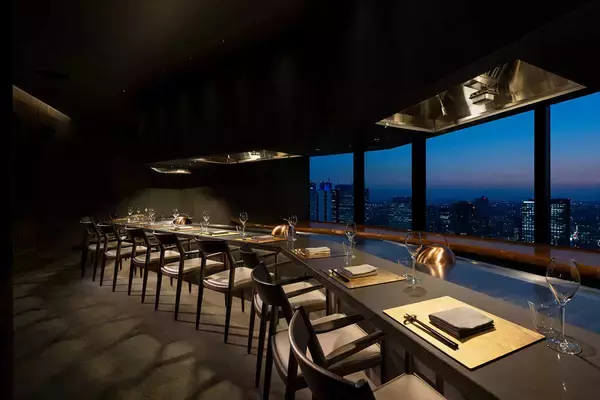 グルメジャーナリスト東龍のホテルグルメで“口福”体験！新宿歌舞伎町からの絶景の中、ダイナミックな鉄板料理を！