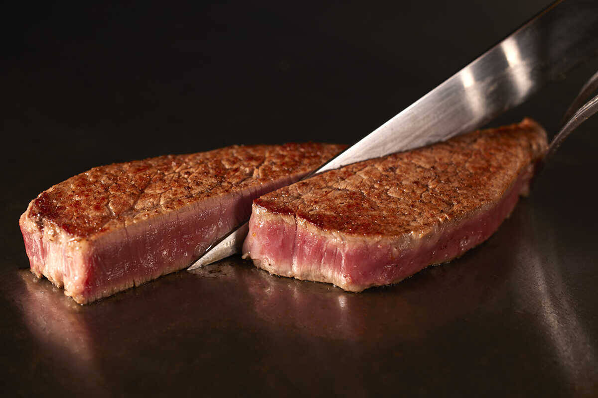 グルメジャーナリスト東龍のホテルグルメで“口福”体験！新宿歌舞伎町からの絶景の中、ダイナミックな鉄板料理を！