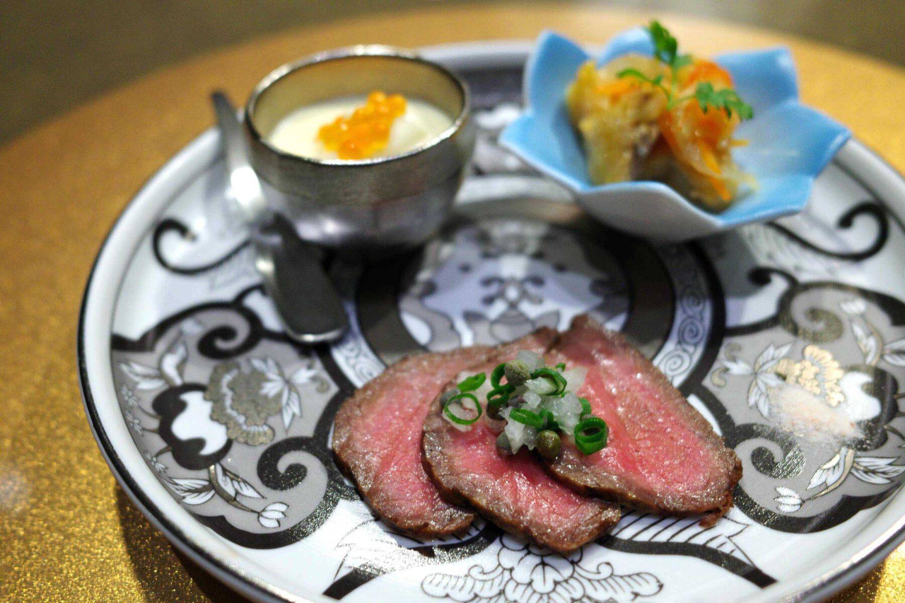 グルメジャーナリスト東龍のホテルグルメで“口福”体験！新宿歌舞伎町からの絶景の中、ダイナミックな鉄板料理を！