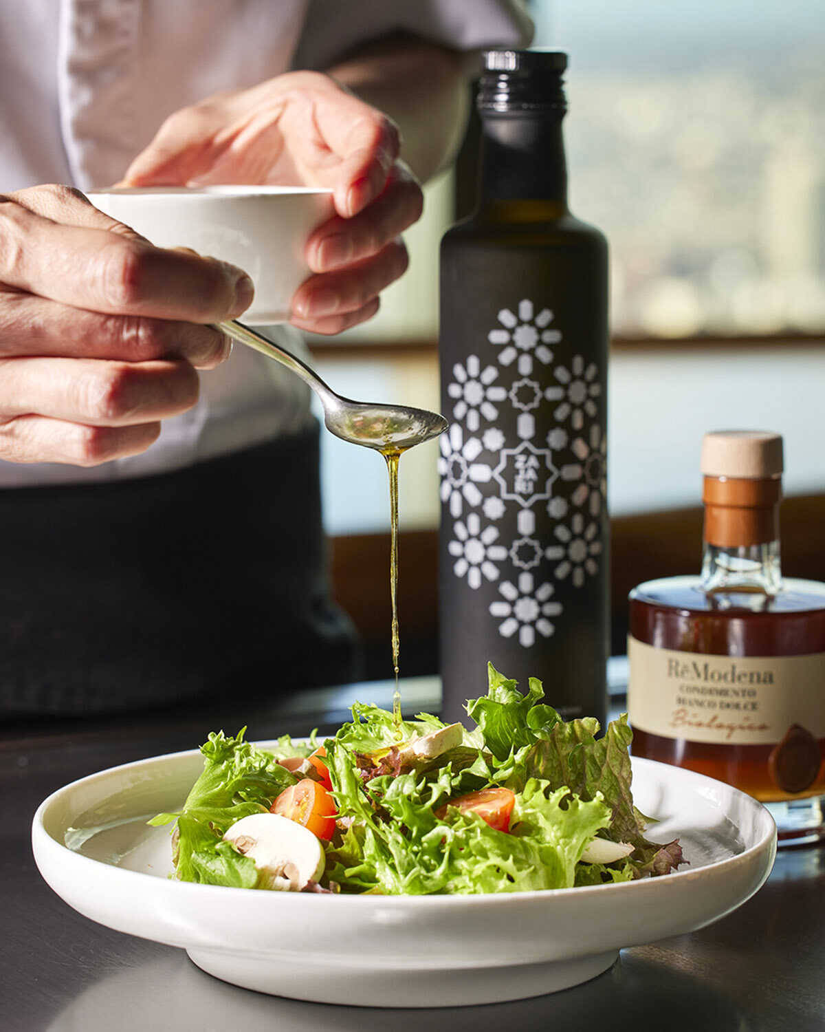 グルメジャーナリスト東龍のホテルグルメで“口福”体験！新宿歌舞伎町からの絶景の中、ダイナミックな鉄板料理を！