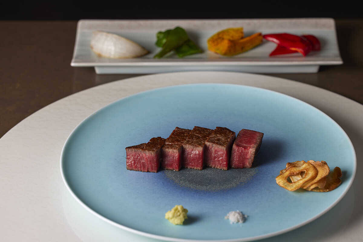 グルメジャーナリスト東龍のホテルグルメで“口福”体験！新宿歌舞伎町からの絶景の中、ダイナミックな鉄板料理を！