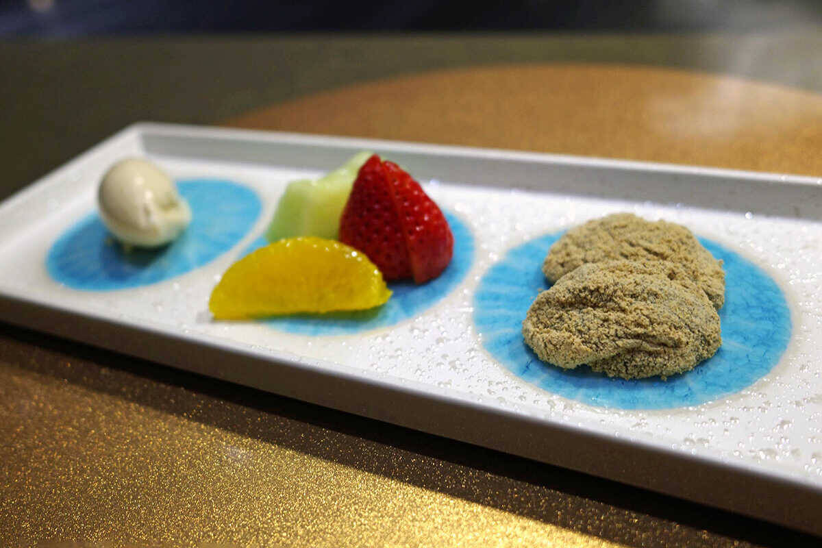 グルメジャーナリスト東龍のホテルグルメで“口福”体験！新宿歌舞伎町からの絶景の中、ダイナミックな鉄板料理を！