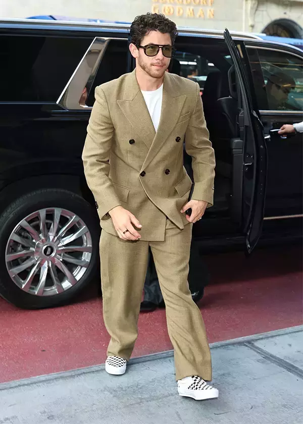 “普通じゃない”スーツの着くずし術！ニック・ジョナス編