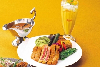 〈帝国ホテル 東京〉伝統の味が様々な形で登場！暑〜い真夏に食べたくなるのは、ピリッと辛いカレーでしょ！