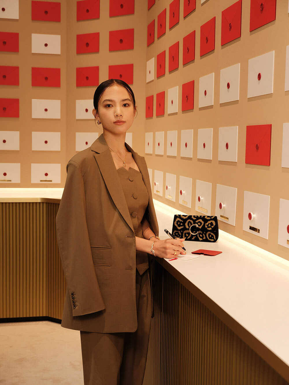 〈カルティエ〉で体感する、“贈る”ことの豊かさ！ ホリデーポップアップで出会う、パンテールが導く魔法の時間