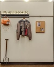 生まれ変わった渋谷店は思わず行ってみたくなる⁉︎ジョナサン・アンダーソンのキュレーションが感じられる空間！