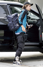 セレブのお洒落スニーカーを探せ！ド派手スニーカーがお洒落の秘訣⁉︎　“パターン使い編”