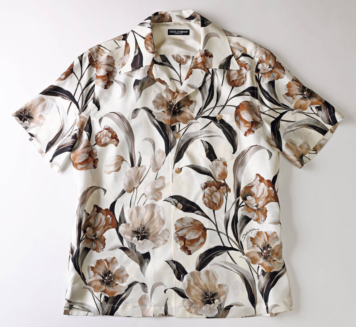 Catch the Wave！〈ドルチェ＆ガッバーナ〉のシルクシャツは、華やかな見た目で上品な質感！