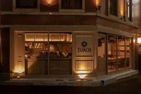 ミシュラン一つ星を獲得している〈メティス六本木〉の姉妹店ビストロ、〈トーチ〉が六本木の駅近にオープン！