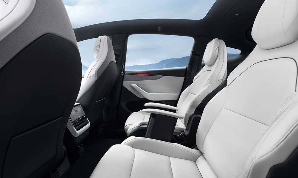 話題のクルマを品定め！ガレージに迎えたい進化系SUV！　〈テスラ〉モデル Y L