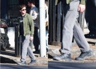 【年末年始まとめ配信】セレブ愛用のスニーカーとは？　アッパーもソールも全部真っ黒！