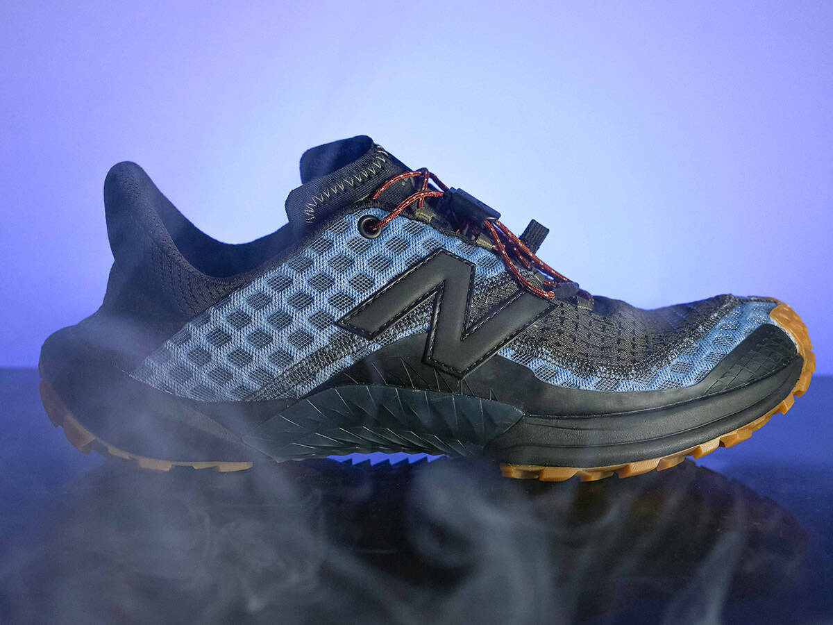 限定店舗と公式オンラインストアでのみ販売する〈ニューバランス〉のコラボスニーカー