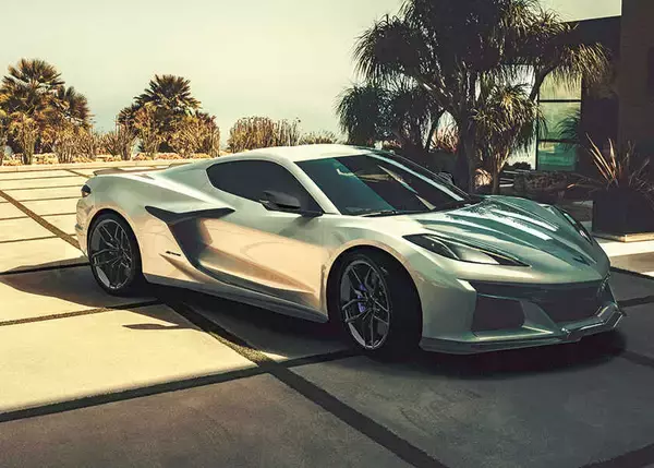 大人の愛車選び！〈シボレー〉 コルベット Z06は、爽やかな海を想起させる青を取り入れた1台！