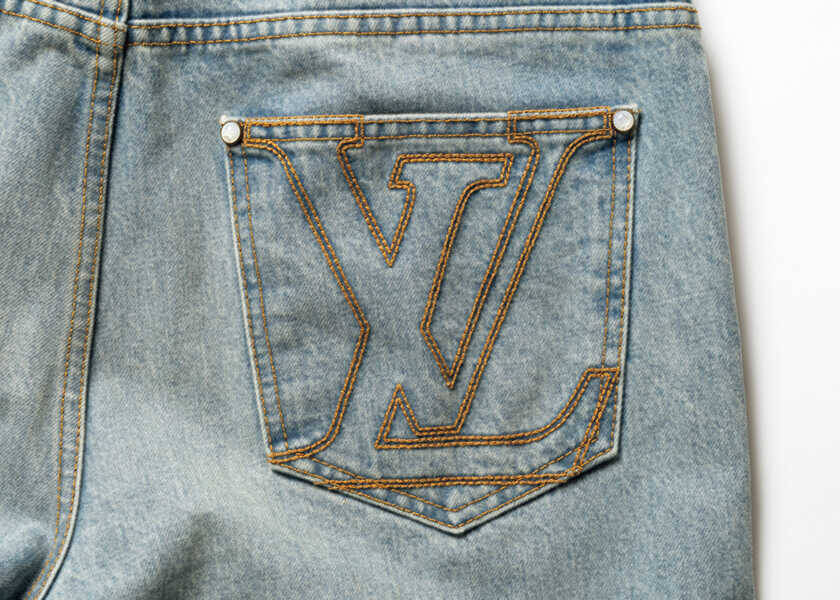 セレブのお気に入りブランドの正体！【ジェレミー・アレン・ホワイト】の愛用ブランドは、〈ルイ・ヴィトン〉のデニムパンツ&バッグ！