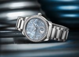 ダイヤ輝くスカイブルー！〈グラスヒュッテ・オリジナル〉の新作は、天空を感じさせる1本