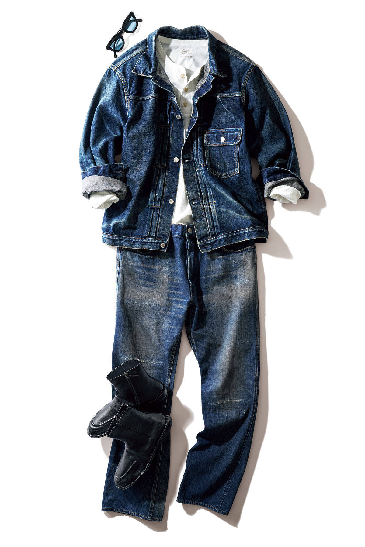 この春おすすめの薄青のデニム・オン・デニムのやり方