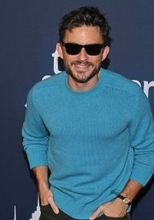 セレブのお気に入りブランドの正体！【ジョナサン・ベイリー】の愛用ブランドは、〈バーバリー〉のニット！