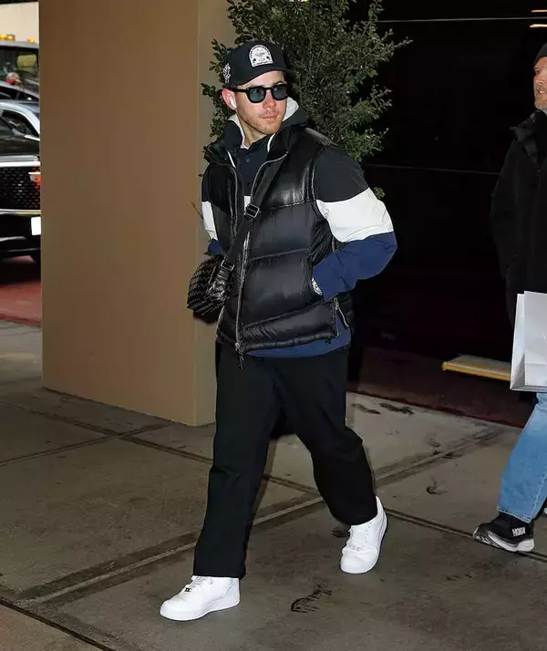 セレブのお気に入りブランドの正体！【ニック・ジョナス】の愛用ブランドは、〈ボッテガ・ヴェネタ〉のショルダーバッグ！