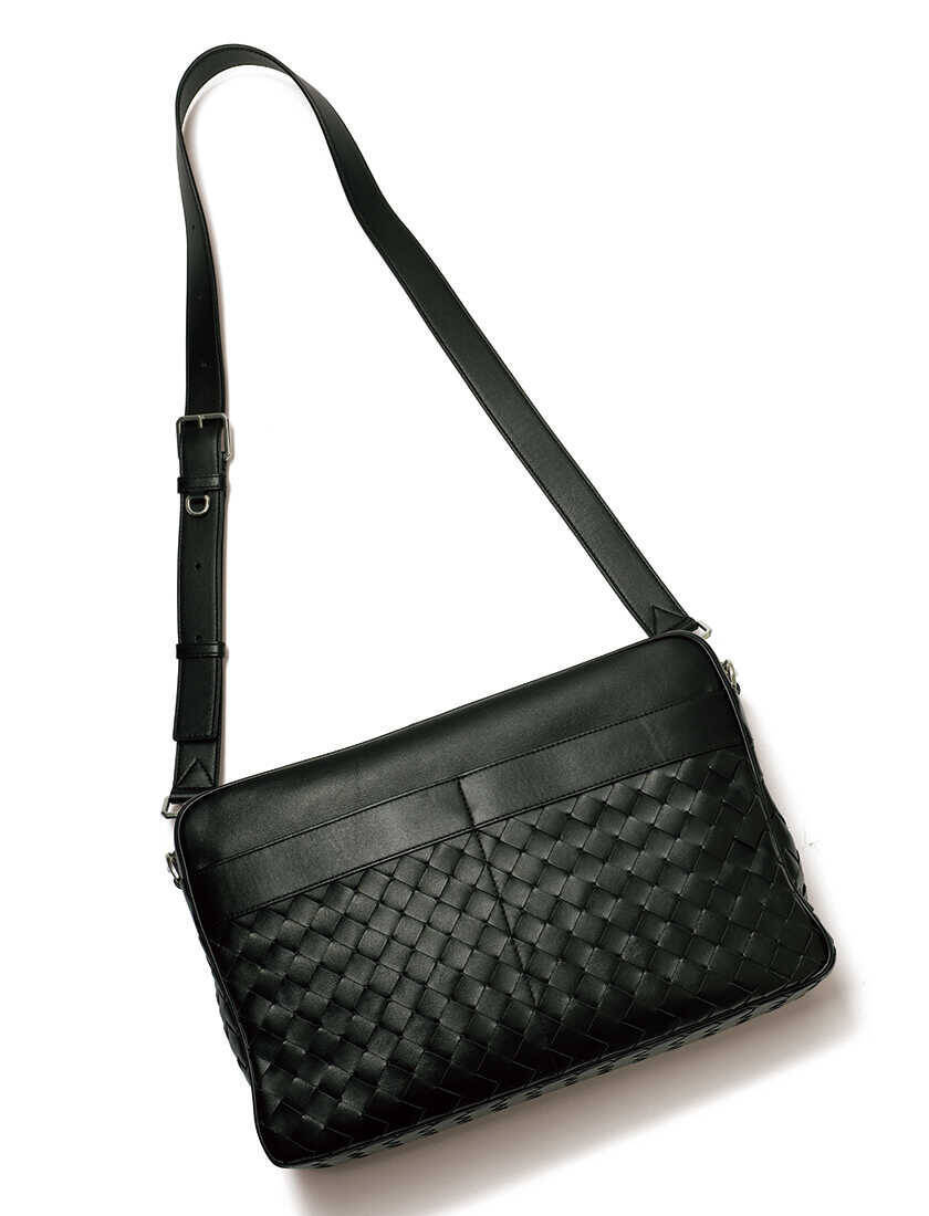 セレブのお気に入りブランドの正体！【ニック・ジョナス】の愛用ブランドは、〈ボッテガ・ヴェネタ〉のショルダーバッグ！