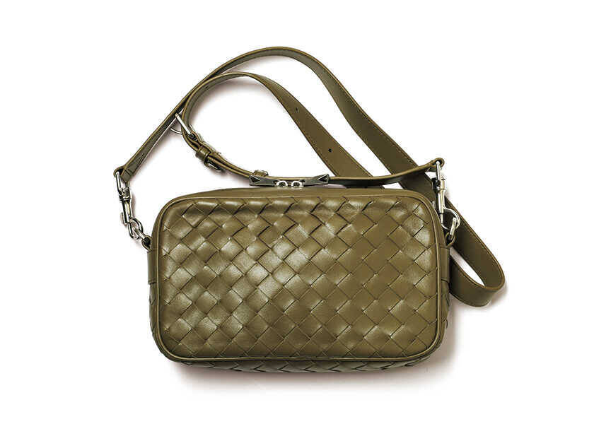 セレブのお気に入りブランドの正体！【ニック・ジョナス】の愛用ブランドは、〈ボッテガ・ヴェネタ〉のショルダーバッグ！