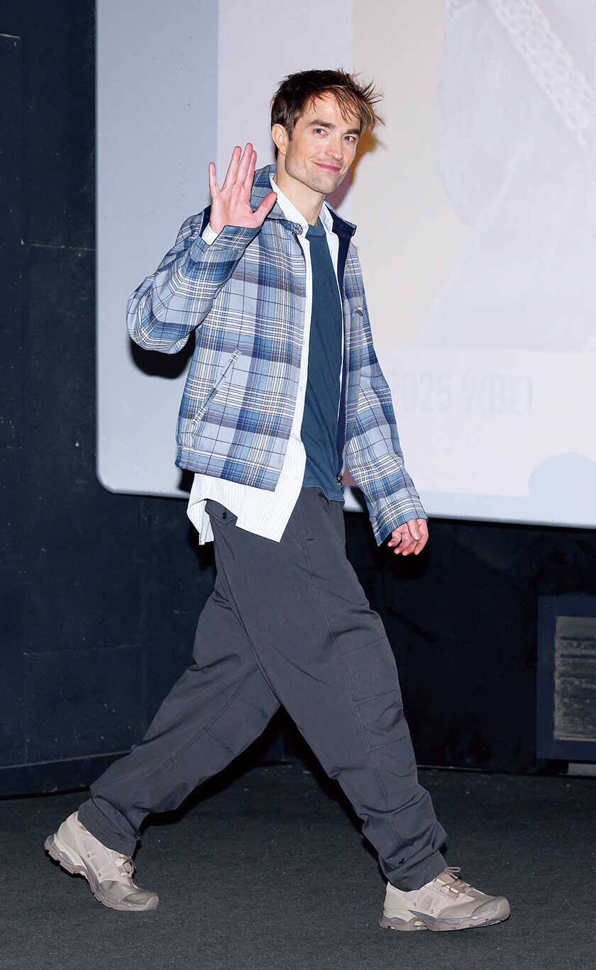 【年末年始まとめ配信】セレブ愛用のスニーカーとは？　“薄色”で上品な着こなしに！