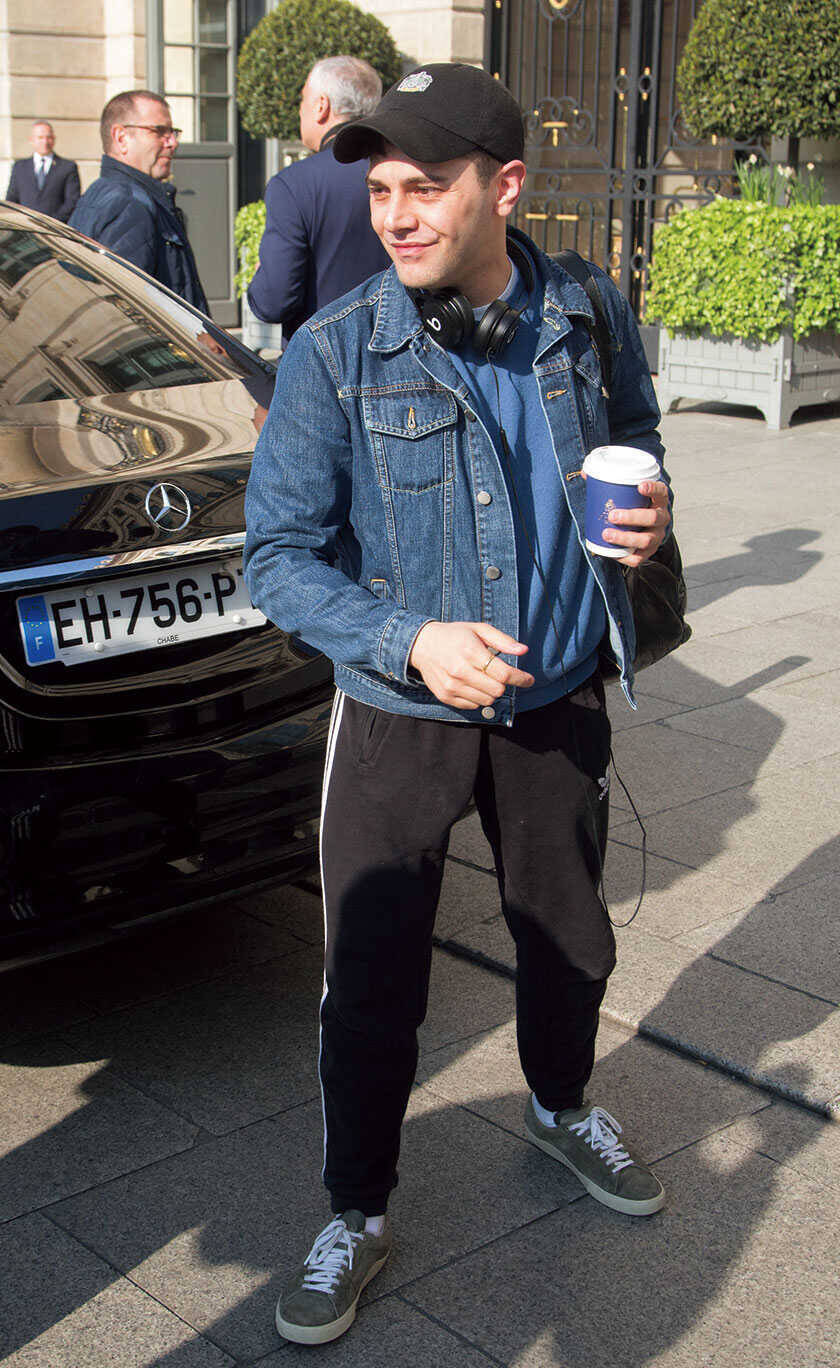 【年末年始まとめ配信】セレブ愛用のスニーカーとは？　“薄色”で上品な着こなしに！