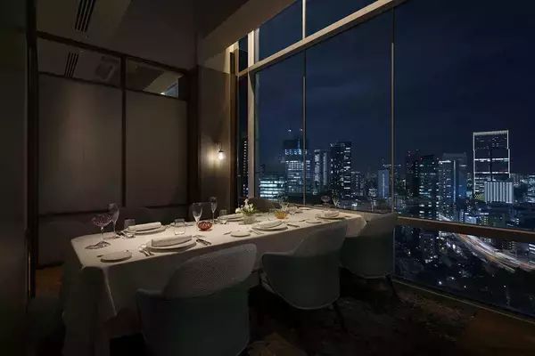 グルメジャーナリスト東龍のホテルグルメで“口福”体験！息を呑むような夜景に包まれ、贅沢三昧のフレンチで幸福感が高まる！