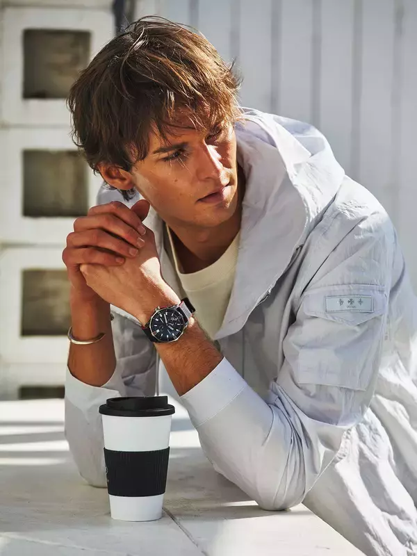 腕時計とファッション：白にネイビーの差し色ブルー文字盤の時計は白ブルゾン合わせで爽やかに！