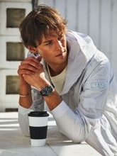 腕時計とファッション：白にネイビーの差し色ブルー文字盤の時計は白ブルゾン合わせで爽やかに！