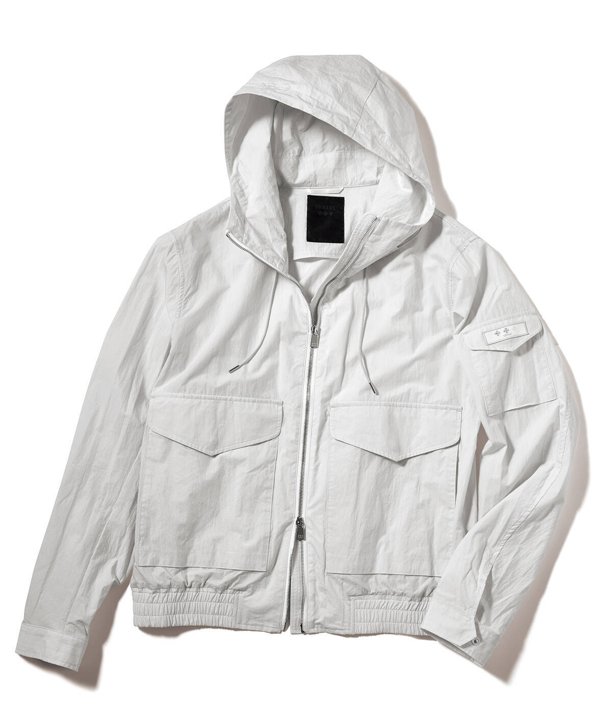 腕時計とファッション：白にネイビーの差し色ブルー文字盤の時計は白ブルゾン合わせで爽やかに！