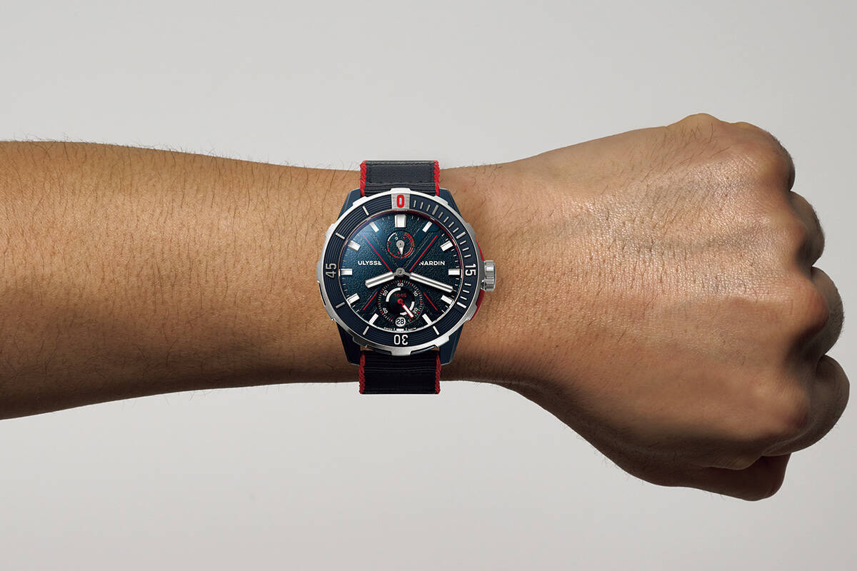 腕時計とファッション：白にネイビーの差し色ブルー文字盤の時計は白ブルゾン合わせで爽やかに！