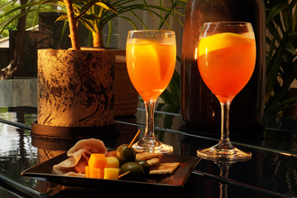 週末、夏の夕暮れはアルフレックス東京で過ごしてみない？アペリティーヴォを楽しみながら、心地よい住まいについて考えるよい機会となるはず