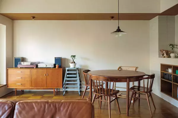 西海岸的なハッピー・ルーム！濃淡のブラウンが映える光満ちるリラクシー空間！