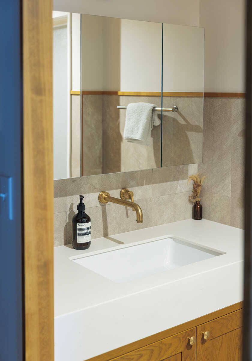 西海岸的なハッピー・ルーム！濃淡のブラウンが映える光満ちるリラクシー空間！