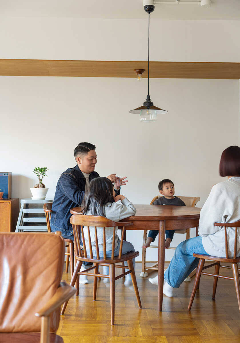 西海岸的なハッピー・ルーム！濃淡のブラウンが映える光満ちるリラクシー空間！