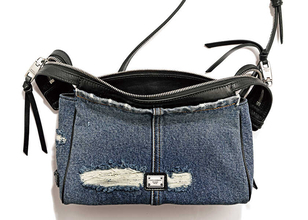 Catch the Wave！街歩きやドライブの相棒にぴったりのサイズ感！　〈ドルチェ＆ガッバーナ〉のダメージデニムバッグ
