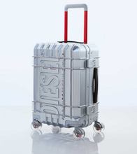 【ブランド初】旅慣れた大人がスーツケースを買い替えるときに選びたい〈ディーゼル〉という選択肢