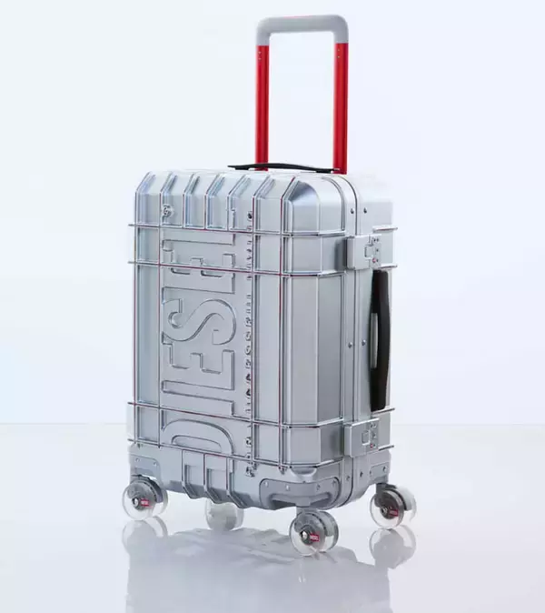 【ブランド初】旅慣れた大人がスーツケースを買い替えるときに選びたい〈ディーゼル〉という選択肢