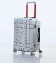【ブランド初】旅慣れた大人がスーツケースを買い替えるときに選びたい〈ディーゼル〉という選択肢