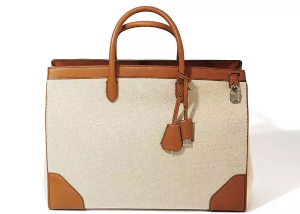 Catch the Wave！映えるバッグで週末ぶらりと大人旅へ！