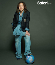 アスリートとデニム女子サッカーの最高峰リーグに挑むエヴァートンFCの【北川ひかる】！　紺ブレとワークデニムで品よくカジュアルに！