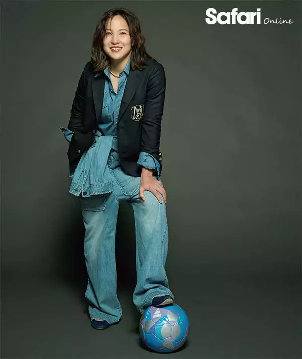 アスリートとデニム女子サッカーの最高峰リーグに挑むエヴァートンFCの【北川ひかる】！　紺ブレとワークデニムで品よくカジュアルに！