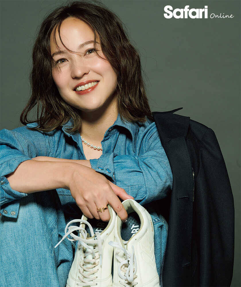 アスリートとデニム女子サッカーの最高峰リーグに挑むエヴァートンFCの【北川ひかる】！　紺ブレとワークデニムで品よくカジュアルに！