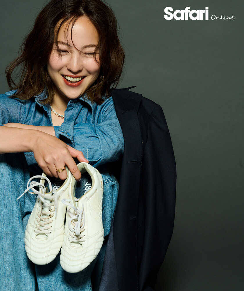 アスリートとデニム女子サッカーの最高峰リーグに挑むエヴァートンFCの【北川ひかる】！　紺ブレとワークデニムで品よくカジュアルに！