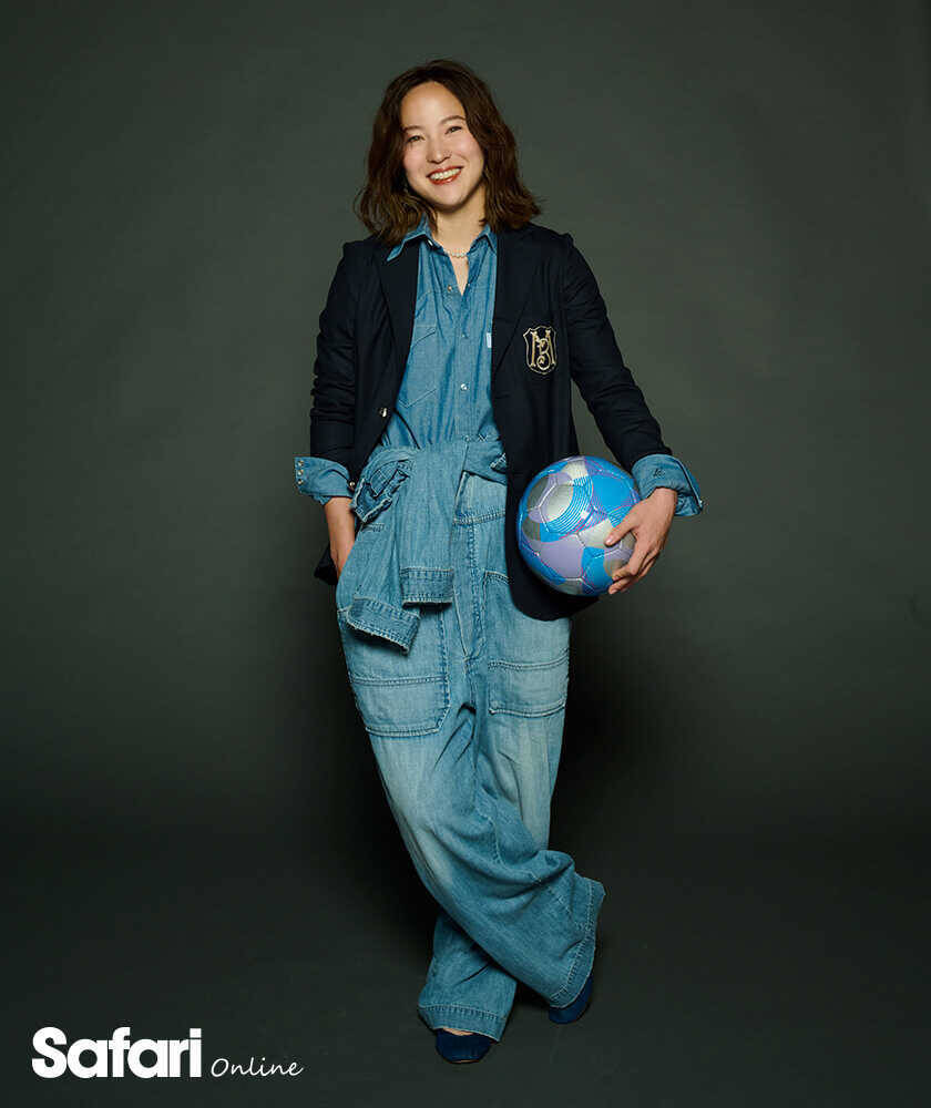 アスリートとデニム女子サッカーの最高峰リーグに挑むエヴァートンFCの【北川ひかる】！　紺ブレとワークデニムで品よくカジュアルに！
