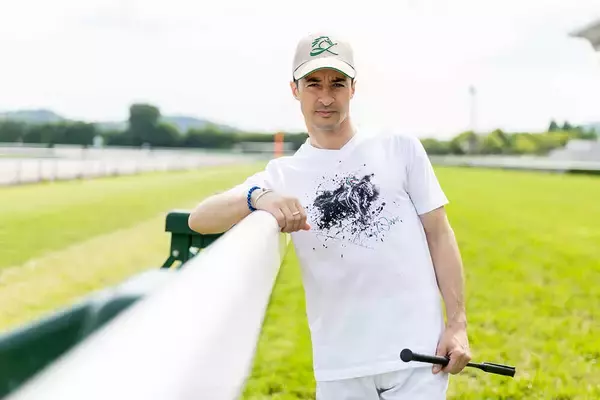 競馬を“着る”という新しいラグジュアリー現役トップジョッキー ルメールが提案する大人の装い