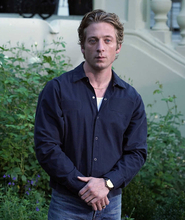 セレブのお気に入りブランドの正体！【ジェレミー・アレン・ホワイト】の愛用ブランドは、〈ルイ・ヴィトン〉の腕時計！