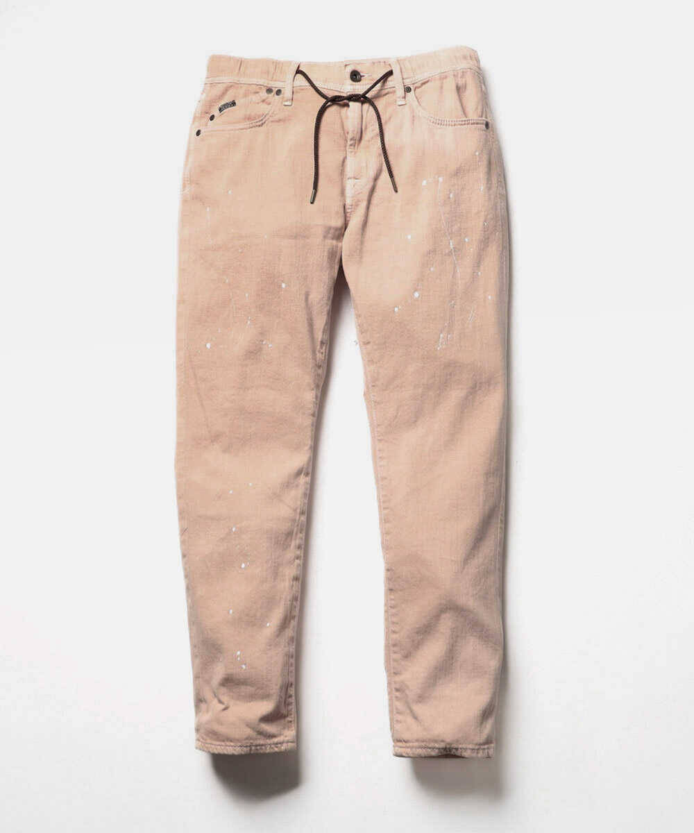 定番デニムは色で差をつける！ 〈ヤヌーク〉別注のサラリ快適なリゾートジーンズ